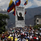 Miles de opositores venezolanos en la marcha de protesta en Caracas.-EFE / MIGUEL GUTIÉRREZ