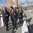 El alcalde Javier León de la Riva visita las obras del carril bici del puente de Arturo Eyries-J.M.Lostau