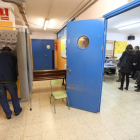 Un colegio electoral de L'Hospitalet, en las elecciones generales del 2015.-EL PERIÓDICO