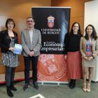 Sonia San Martín, Carlos Larrinaga, Paula Rodríguez y Nadia Jiménez en las instalaciones de la Universidad de Burgos.-EL MUNDO