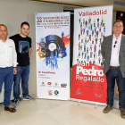 Juan Manuel Sanz, gerente de la FMC, Pablo Ruiz, de Kanteo y Javier Ramírez, con el cartel de la Feria.-J. M.LOSTAU