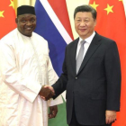 El presidente de Gambia, Adama Barrow estrecha la mano de su homólogo chino, Xi Jinping, durante un encuentro diplomático celebrado en Pekín la pasada semana.-CHINA NEWS SERVICE (LIU ZHEN)
