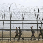 Soldados surcoreanos vigilian la zona militarizada DMZ en la frontera con Corea del Norte.-AFP / JUNG YEON-JE (AFP)