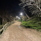 Iluminación del paseo peatonal del Renacimiento, junto a la ribera del Pisurga. E. M.
