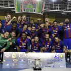 Los jugadores del Barcelona Lassa, con la Copa del Rey de balonmano tras iderrotar en la final al Naturhouse-EFE / J. CASARES