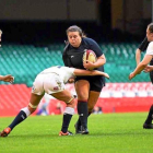 Isla Lewis, nueva jugadora de El Salvador, avanza con el oval.-WRU