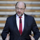 Martin Schulz habla con la prensa al inicio de la ronda de negociaciones con la CDU, este domingo, 4 de febrero.-AP / KAY NIETFELD