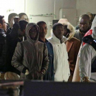 Supervivientes del naufragio, a su llegada al puerto de Catania a bordo del guardacostas 'Bruno Gregoretti', este martes por la madrugada.-Foto: EFE / ALESSANDRO DI MEO