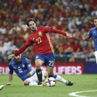 Isco avanza rodeado de contrarios durante el partido contra Italia.-MARISCAL / EFE