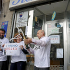 Celebrán con champán el tercer premio de la lotería vendido en la calle San Pablo de Salamanca.-Ical