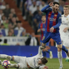 Sergio Ramos, en el suelo delante de Messi, en el último clásico de la Liga, en abril pasado.-AP / DANIEL OCHOA DE OLZA
