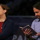 Ada Colau y Pablo Iglesias, en un mitin de Podemos en Madrid.-DAVID CASTRO