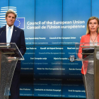 La jefa de la diplomacia europea, Federica Mogherini, y el secretario de Estado de EEUU, John Kerry, esta mañana en Bruselas.-JOHN THYS / AFP