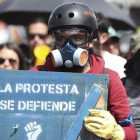 Una manifestante sostiene un cartel de protesta en una marcha en Bogotá contra el Gobierno de Duque.-FERNANDO VERGARA (AP)