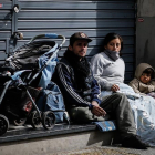 Una familia afectada por la crisis en una calla de Buenos Aire. / EFE / JUAN IGNACIO RONCORONI-EFE / JUAN IGNACIO RONCORONI