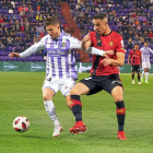Keko defiende la posesión del balón ante el acoso de Valjent, durante el partido de Copa de Zorrilla frente al Mallorca.-PABLO REQUEJO