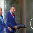 Francisco Esgueva, a  la derecha, con su abogado a la llegada al juzgado.-ICAL