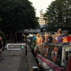 Personas que viven una tarde de sol en el Regent's canal-