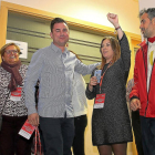 Alfonso Cendón recibe las felicitaciones de compañeros tras proclamarse vencedor en la segunda vuelta de las primarias del PSOE leonés.-ICAL