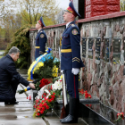 El presidente ucraniano, Petró Poroshenko, deja flores sobre el monumento en honor a los liquidadores de Chernóbil.-REUTERS / VALENTYN OGIRENKO