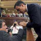 Sánchez saluda a Aitor Esteban-JJGUILLEN (EFE)