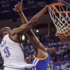 Ibaka machaca el aro ante Ezeli en el tercer partido del la final del Oeste.-MARK D. SMITH / USA TODAY SPORTS