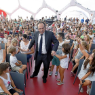 El mago Robert Sirgo saca dos voluntarios durante su espectáculo de magia en la Cúpula del Milenio.-J. M. LOSTAU