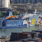 El crucero Moby Dada, uno de los barcos en los que se hospedan los agentes, en el puerto de Barcelona.-JULIO CARBÓ