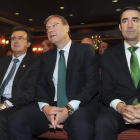 El alcalde de León, Antonio Silván, en el centro, junto al empresario José Luis Ulibarri, a la izquierda.  /-J. CASARES (EFE)