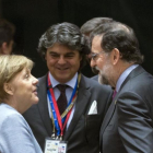 Merkel y Rajoy se saludan antes del comienzo de la cumbre.-EFE