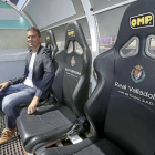 El flamante entrenador del Real Valladolid posa en su nuevo lugar de trabajo: el banquillo de Zorrilla.-Balcaza
