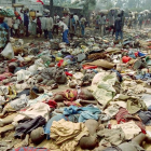 Refugiados ruandeses pasan junto a los cuerpos sin vida de cientos de compatriotas asesinados en la frontera con Zaire el 18 de julio de 1994.-AFP / PASCAL GUYOT