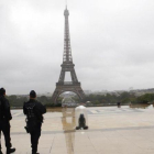 Policías patrullan en la plaza Trocadero, en las inmediaciones de la Torre Eiffel, en París.-AP / FRANCOIS MORI