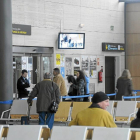 un grupo de pasajeros espera en la terminal del aeropuerto de Villanubla-Rafael Alvarez Cacho