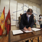 El presidente de la Diputación de Valladolid firma las adendas a los convenios. - ICAL