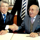 Miguel García con el presidente del Atlético de Madrid, Enrique Cerezo.-EL MUNDO