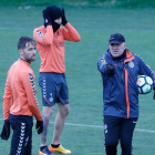 Míchel pasa al lado de Luis César, durante el entrenamiento de ayer.-J.M. LOSTAU