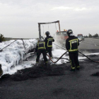 Incendio de un camión cargado de neumáticos en la A-231 en el Burgo Ranero (León)-ICAL