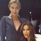 Eva Longoria y Karlie Kloss comparan sus piernas.-INSTAGRAM