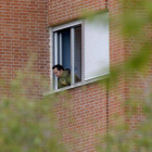Javier Limón, el marido de Teresa Romero, estuvo un buen rato asomado a la ventana de su habitación del Carlos III, ayer por la tarde.-Foto: JOSÉ LUIS ROCA