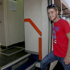 Mario Puertas realiza el gesto de subirse a un tren en la estación de Valladolid.-Alberto Mingueza