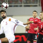 Piqué intenta un remate, durante el partido contra Albania.-AFP / GENT SHKULLAKU