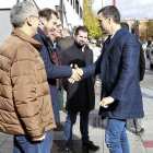 Sánchez y Puente se saludan, en presencia de Izquierdo, Escarda y Tudanca.-J. M. LOSTAU