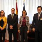 La ministra de Industria, Comercio y Turismo, Reyes Maroto, firma con el presidente de Network Steel, Oscar Heckh (D), Junto a ellos, el secretario general de Industria y PYME, Raúl Blanco, y la delegada del Gobierno en Castilla y León, Virginia Barcones.-ICAL