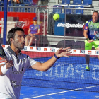 Carlos Daniel Gutiérrez, tercer jugador en el ranking, se dispone a sacar con su rival Gabriel Reca  esperando a recepcionar.-PABLO REQUEJO