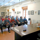 Padres de alumnos de la guardería municipal de Peñafiel se reúnen con el alcalde, Roberto Díez.-EL MUNDO