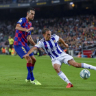 Nacho centra ante el acoso de Busquets durante su último partido de Liga, frente al Barcelona.-D.V.
