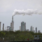 Imagen de archivo de una refinería de petróleo en Corpus Christi, en Texas.-AFP / LOREN ELLIOTT