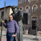 Juan Carlos Pérez, junto a la escultura del peregrino, situada en la Plaza de San Francisco de Astorga, que está delante el albergue de la Asociación de Amigos del Camino de Santiago de Astorga y su Comarca.-ARGI