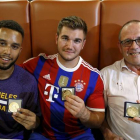 Anthony Sadler, amigo de los dos militares de EEUU, Alek Skarlatos, de la Guardia Nacional, y el británico Chris Norman con las medallas por su valentía.-Foto:   REUTERS / PASCAL ROSSIGNOL